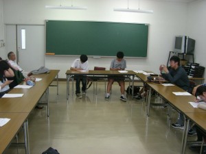 今日の学びを振り返りシートに記入8693